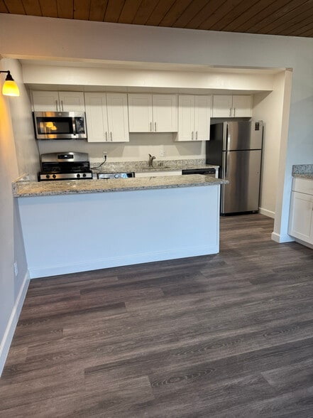 Building Photo - 2131 N Summit Ave