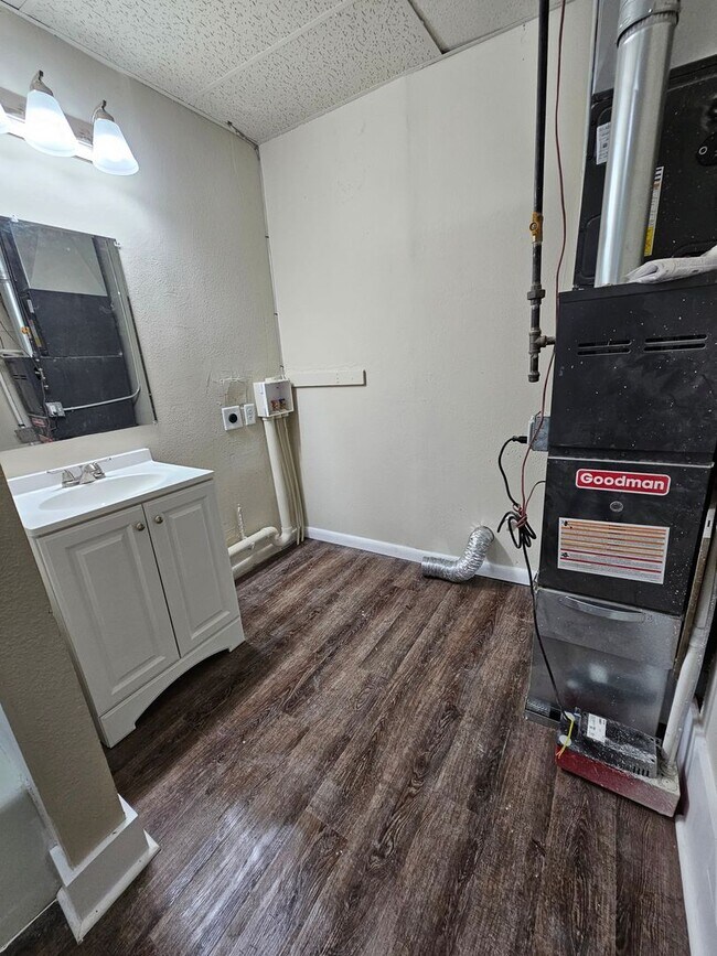 Building Photo - 114 N 7th St