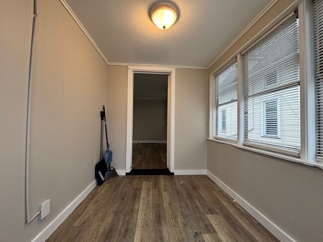 Building Photo - 4 Bedroom 2 Bath Single Family Home W/Garage!