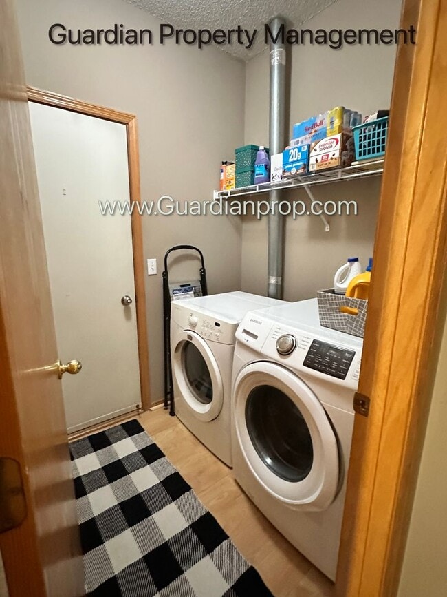 Building Photo - Eden Prairie End Unit Town Home, 2 Car Gar...