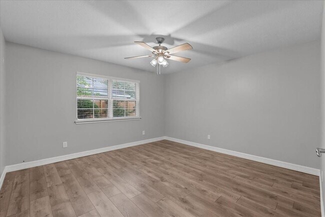 Building Photo - 2105 Murfield Dr
