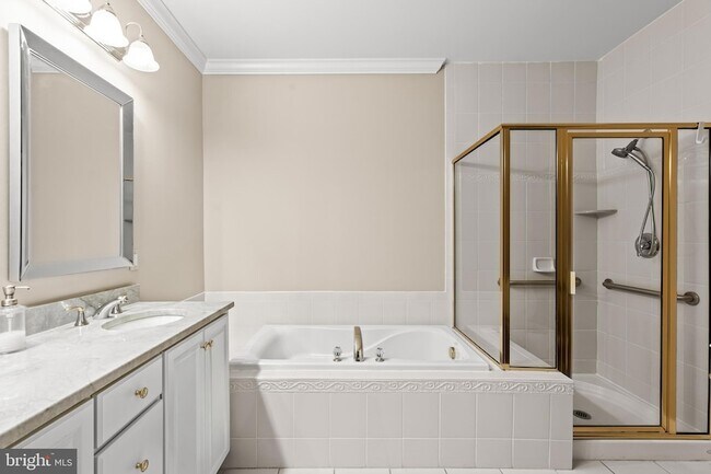 Building Photo - 2022 Crescent Wy