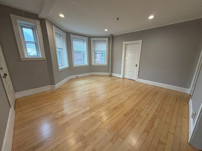 Building Photo - 15 Lynde St