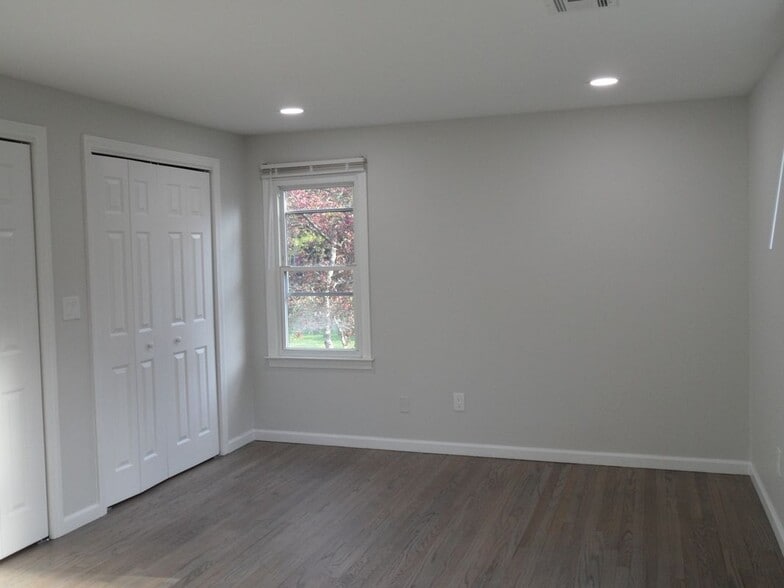 Building Photo - 4 Crestview Dr