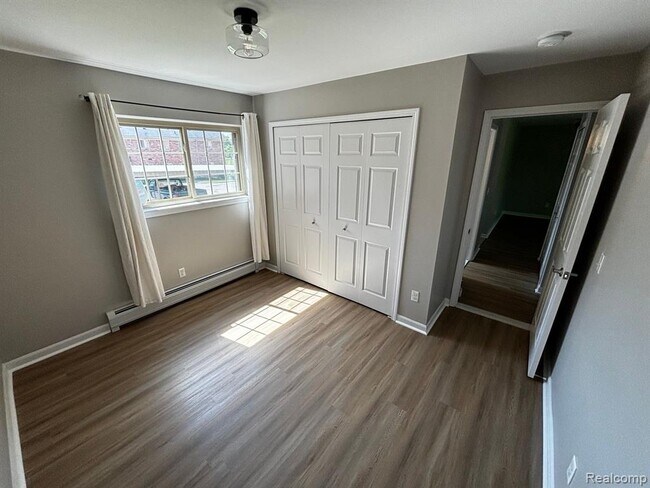 Building Photo - 454 Romeo Rd