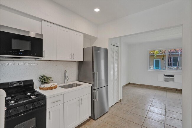 Building Photo - 2160 Bay Dr