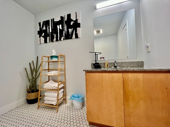 Building Photo - ?Kings Island Loft w/ Brewery, River, Bike...