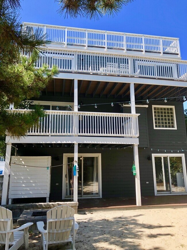 Building Photo - Beautiful Furnished Croatan Beach Home.