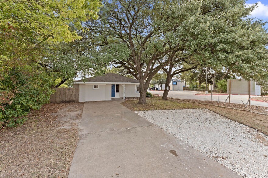 Building Photo - Live Close to Campus! 4 Bed/2 Bath Available for August 2026 Move-in!