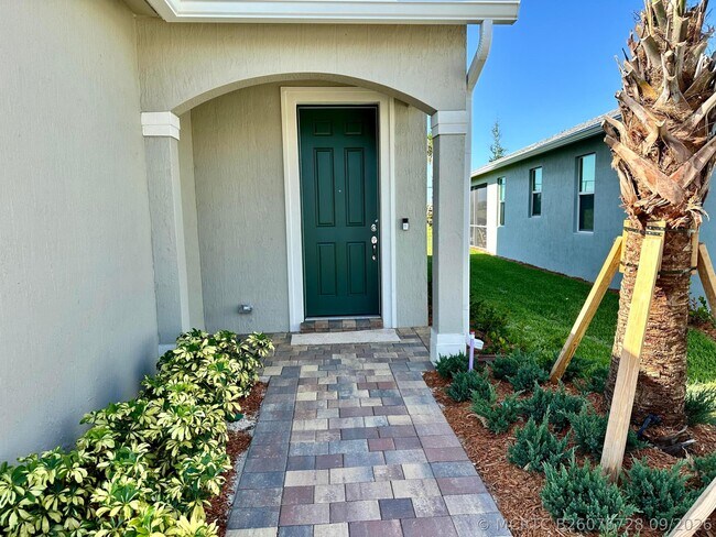 Building Photo - 10681 SW Morning Glory Dr