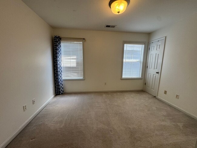 Building Photo - 1343 Island Pl E
