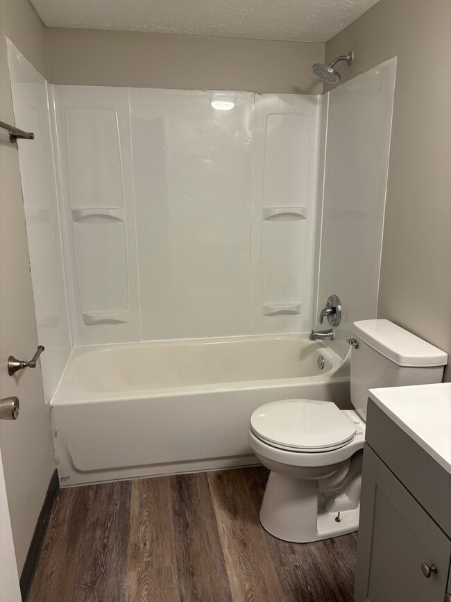 Full bathroom - 7320 Fall Creek Ln