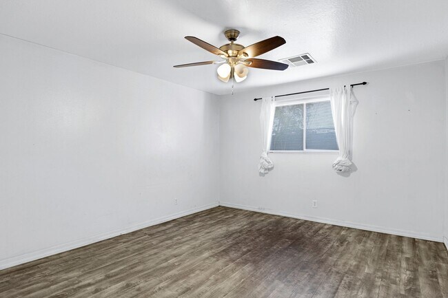 Building Photo - 4 Bedroom House Located in Tempe!