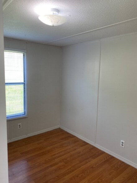 Building Photo - 833 Lovell Rd