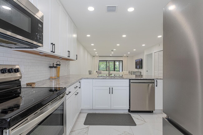 Building Photo - 8545 Casa Del Lago