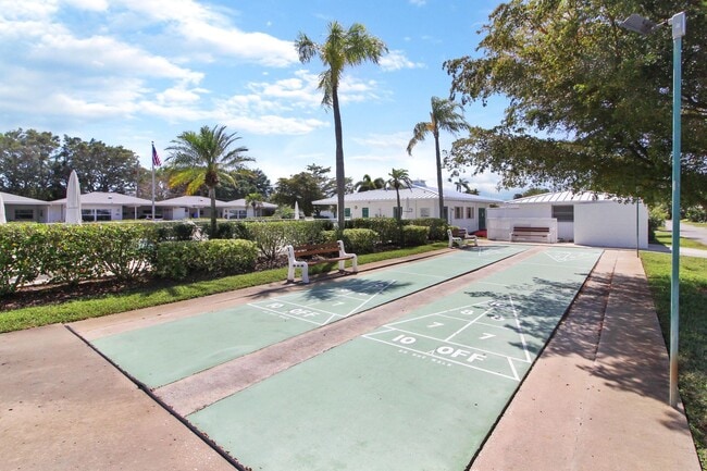 Building Photo - Beach Manor Villas Annual Condo for Rent