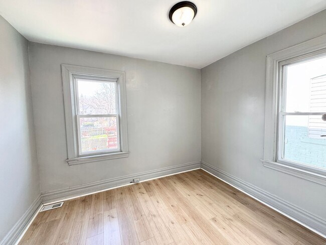 Building Photo - 504 1/2-506-508 Peebles St