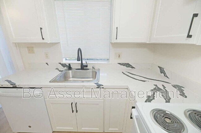 Building Photo - 547 Rodeo Ave