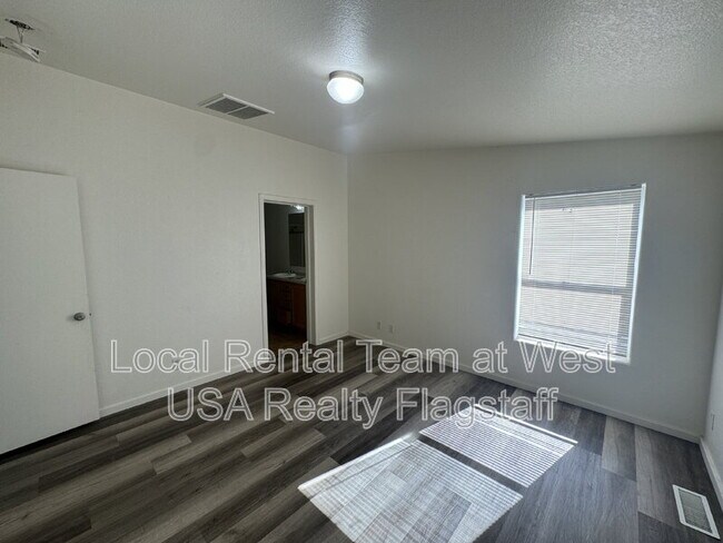 Building Photo - 405 W Phoenix Ave