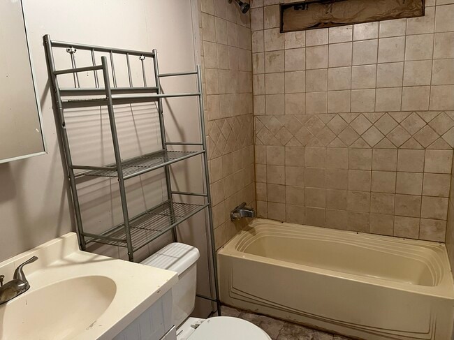 Building Photo - 6742 Skyview Dr SE