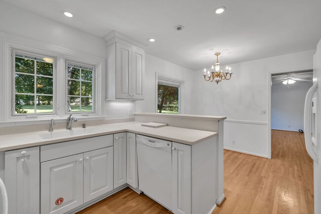 Building Photo - One level living in the heart of Brentwood