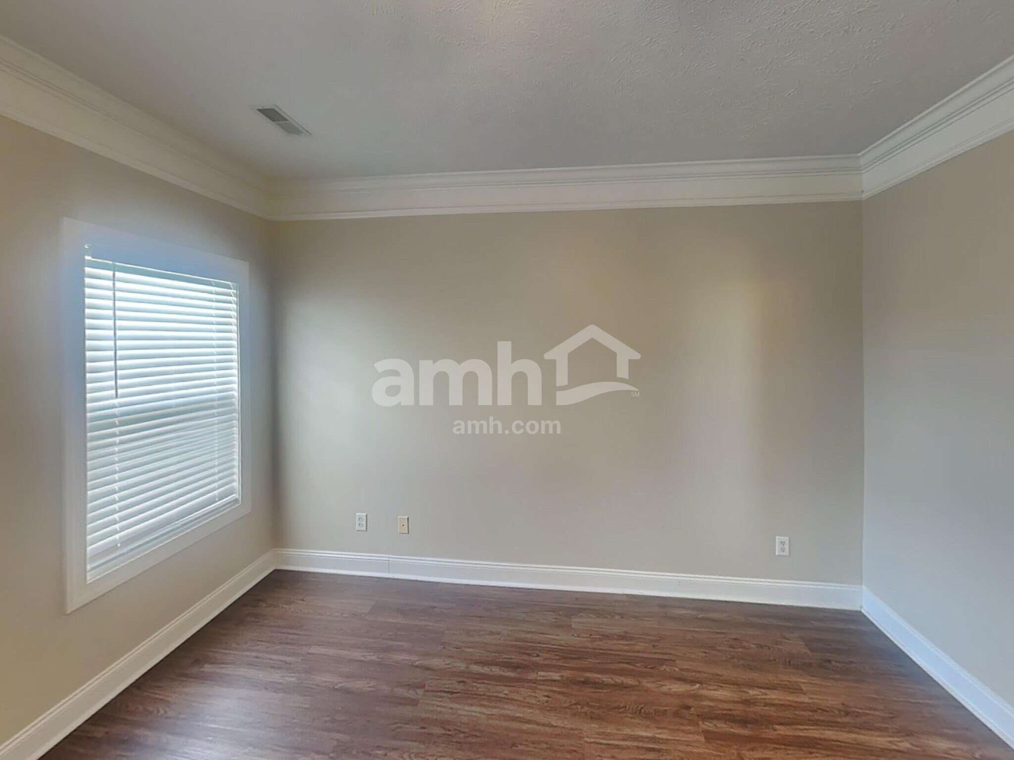 Building Photo - 1131 Longwood Dr
