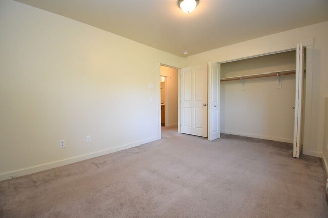 Building Photo - 807 W Villard St