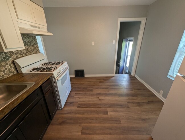 Building Photo - Cutest Corner Lot - Section 8 Friendly
