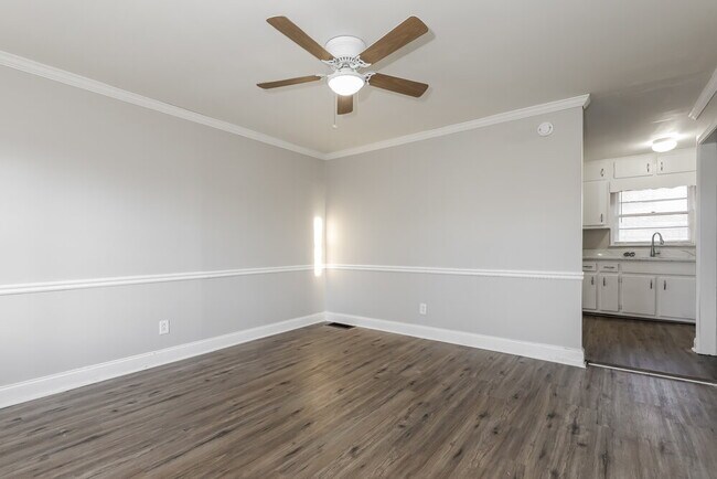 Building Photo - 820 Oakdale Dr