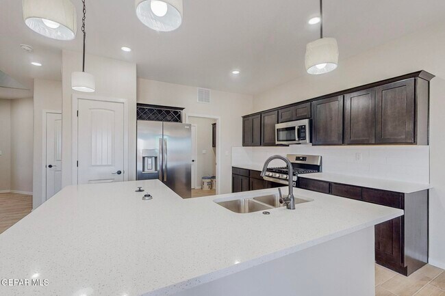 Building Photo - 516 Logwood Ave