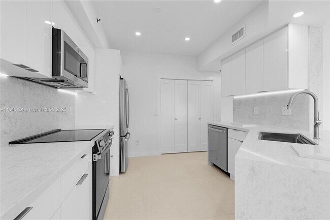 Building Photo - 3215 NE 184th St