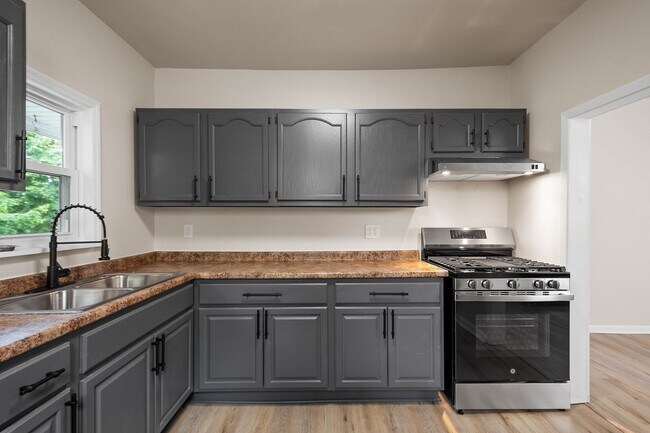 Building Photo - Stunning 2 Bedroom home in McKees Rocks available July 1!