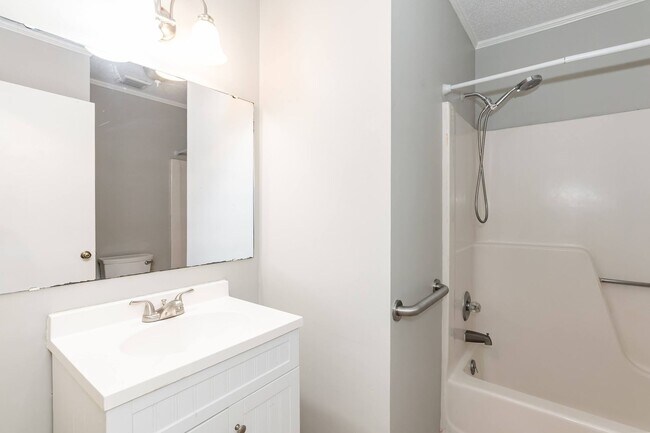 Building Photo - Move In Ready Two Bedroom Home!