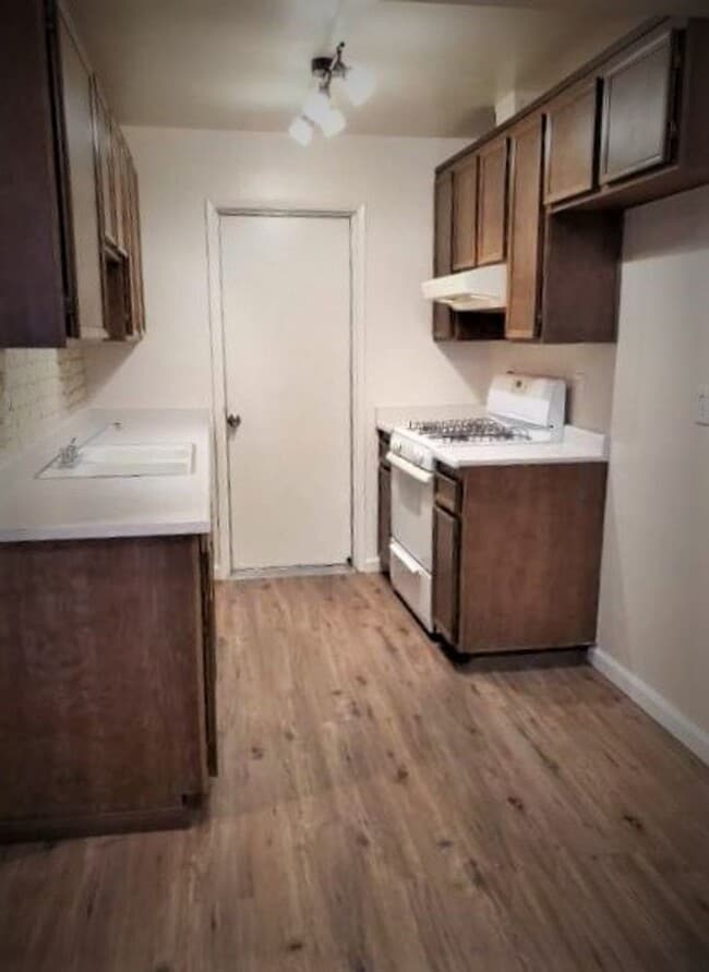 Building Photo - Price Reduced! Spacious 2 Bed, 2 Bath + Bo...