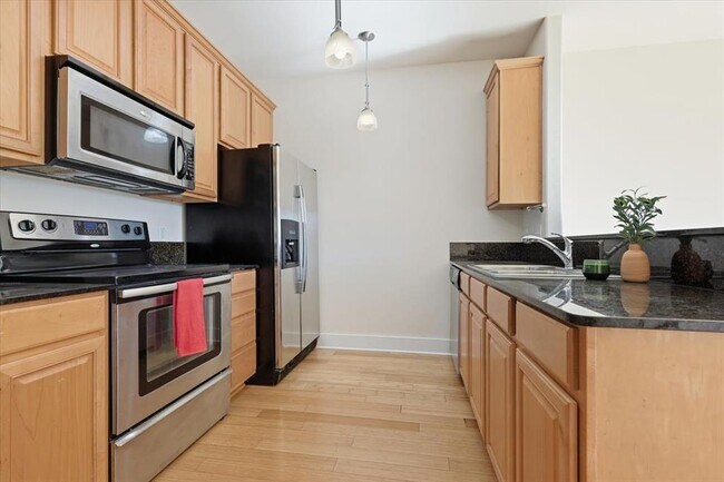 Building Photo - 13420 Lyndhurst St