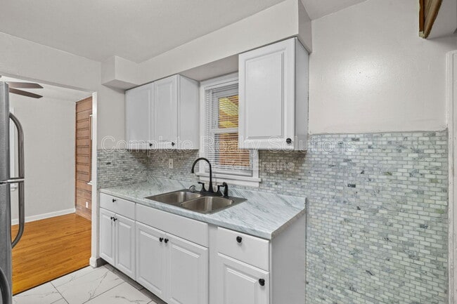 Building Photo - 375 Adrian Dr