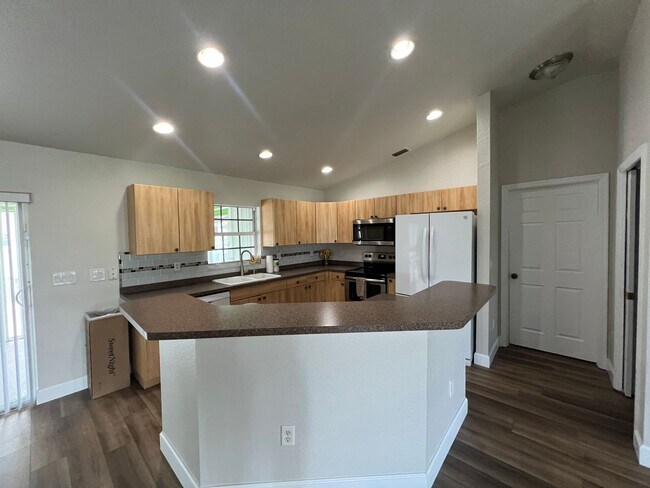 Building Photo - ($2,095) * ANNUAL ** Pool ** 3 Bed / 2 Bath - Harbor Heights  ** Single Family Home