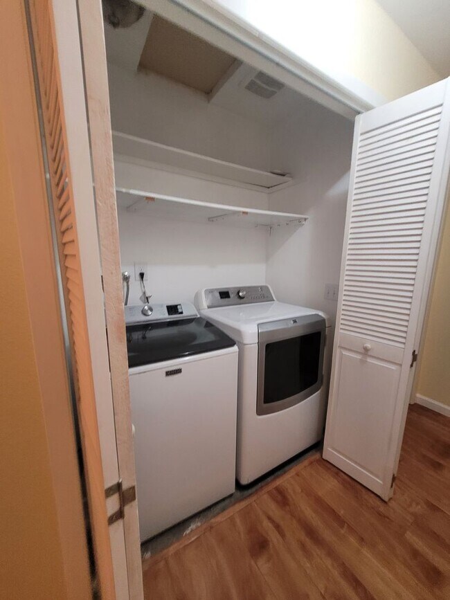 Building Photo - Beautiful home with wood floors