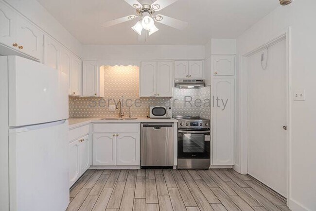 Building Photo - 518 E Huntington Dr