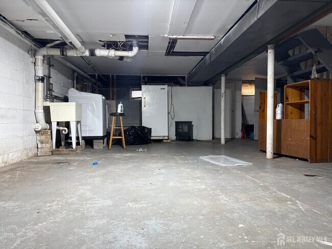 Building Photo - 355 Metlars Ln