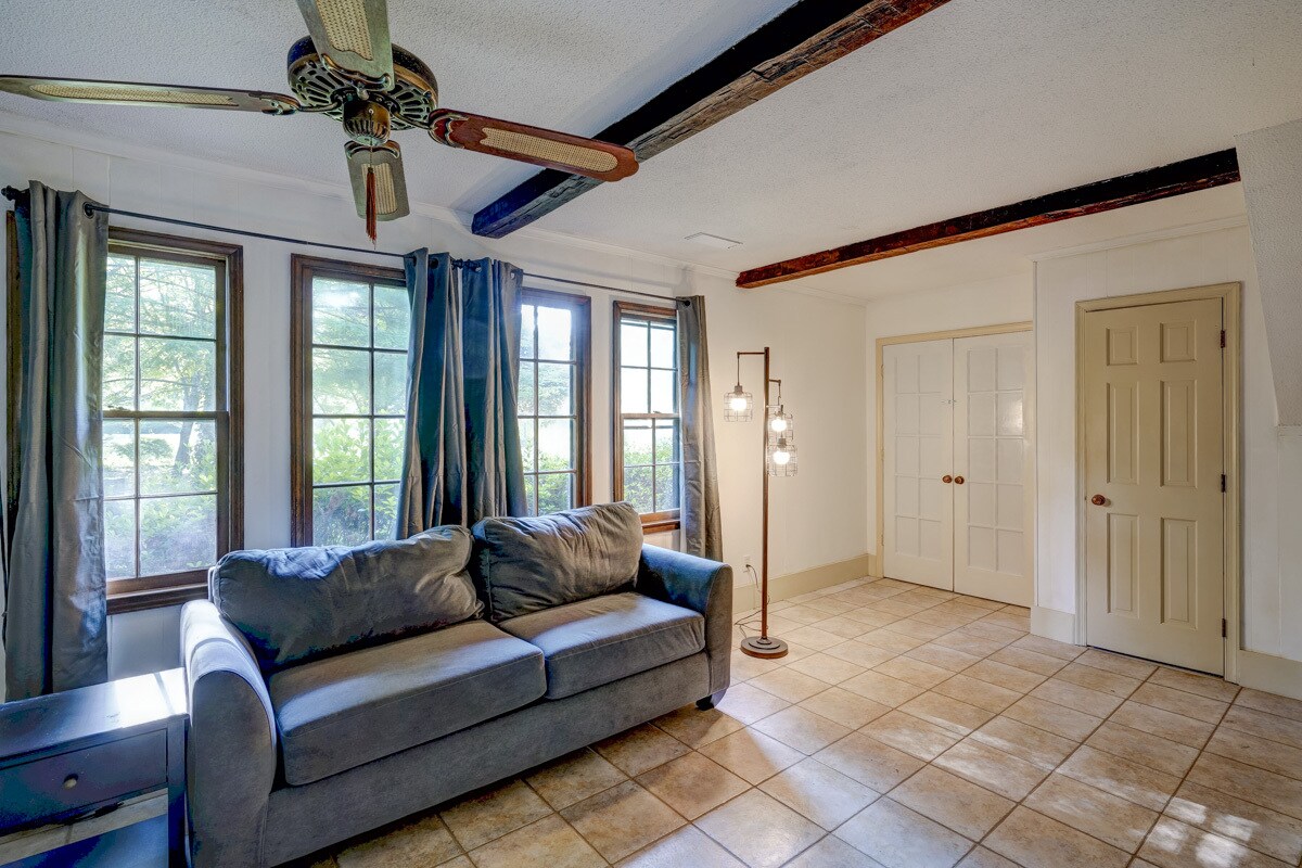 Building Photo - 1422 Pineview Dr