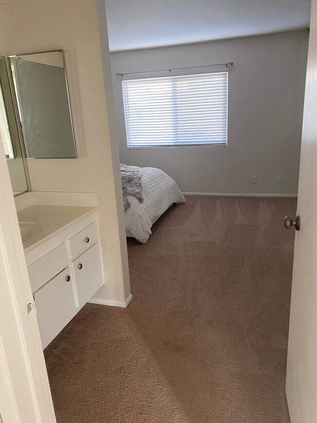 Building Photo - Charming 2BR Condo in Santa Clarita