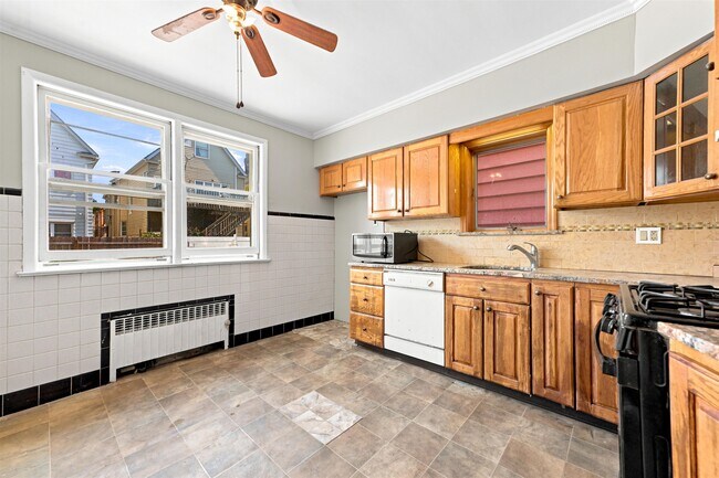 Building Photo - 129 W 28th St