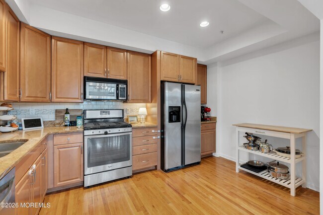 Building Photo - 160 Main St