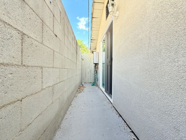 Building Photo - Wonderful 1 Bed + 1 Bath ADU
