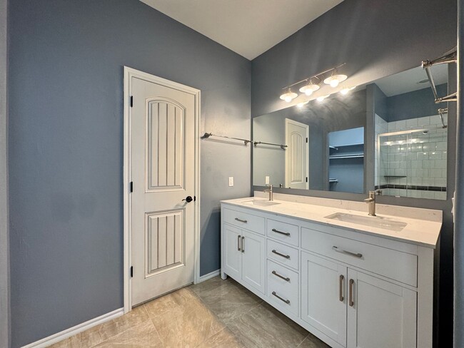 Building Photo - Spacious 3 Bedroom 2.5 Bath Home Near Okla...