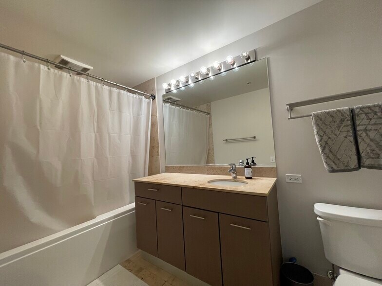 Building Photo - 659 W Randolph St