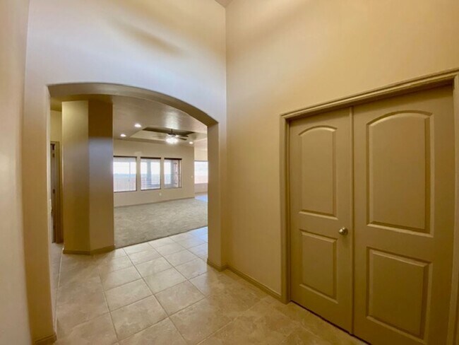 Building Photo - SPACIOUS HURRICANE HOME FOR RENT