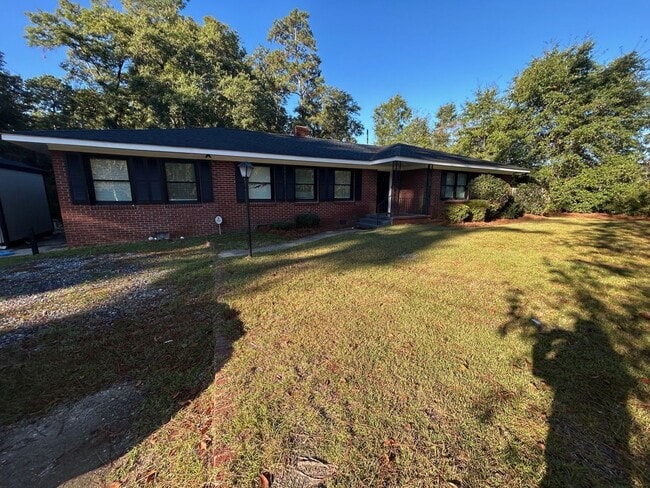 Building Photo - Beautiful updated 4 Bedroom, 3 Bath Ranch ...