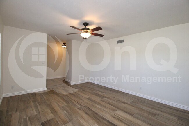 Building Photo - 2439 E Mercer Ln